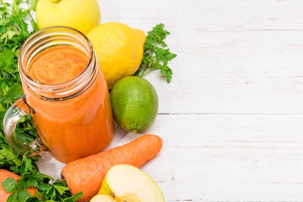 胡萝卜、 苹果、 柠檬果汁，香菜在玻璃罐在一个木制的背景. — 图库照片