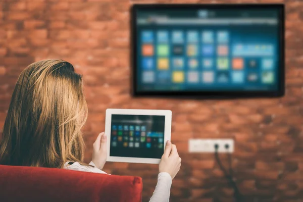 Gros plan d'une tablette est connecté à un téléviseur intelligent . — Photo