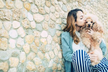 Genç kız ile bir köpeğin üstüne belgili tanımlık açık havada dinlenme.