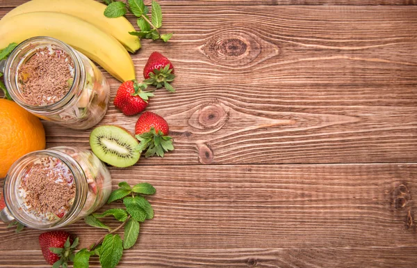 Dessert mit Früchten und Joghurt im Glas. Kochkonzept. Hintergrund. — Stockfoto