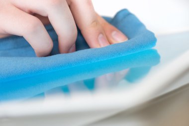 Modern dijital tablet PC ekran temizleme.