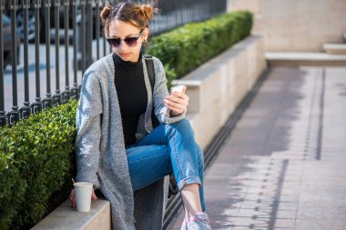 Cep telefonu açık havada kullanan kız.