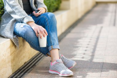 Cep telefonu açık havada kullanan kız.