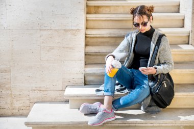 Cep telefonu açık havada kullanan kız.