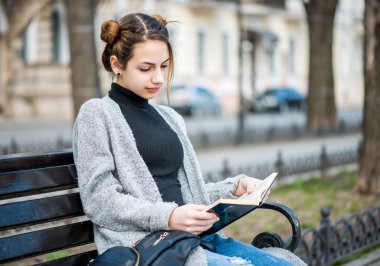Genç kız kitap okuyor..