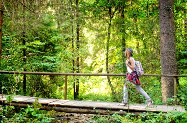 Sırt çantasında dağ ile genç kız.