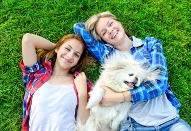 köpeğini açık oynayan güzel genç kızlar