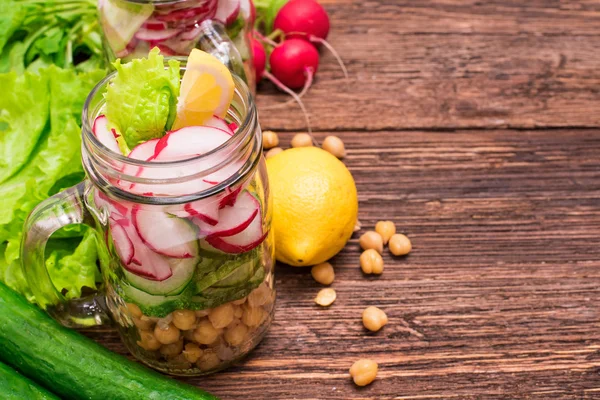 Salada saudável caseira em jarra de vidro. Conceito vegetariano. Contexto . — Fotografia de Stock