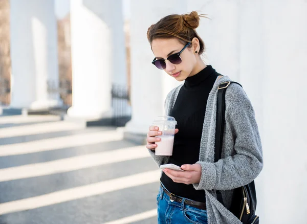 Fille à l'aide d'un téléphone portable à l'extérieur . — Photo