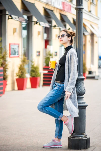 Portrait de jeune fille hipster élégant marchant dans la rue  . — Photo