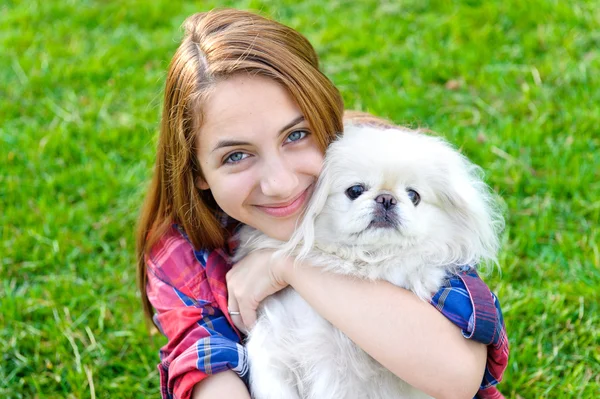 Mooi jong meisje met haar hond buiten spelen — Stockfoto