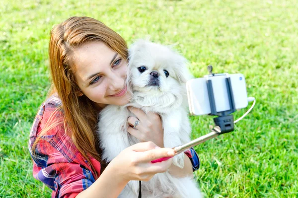 Vacker flicka med hund tagit bilder av sig själv, — Stockfoto