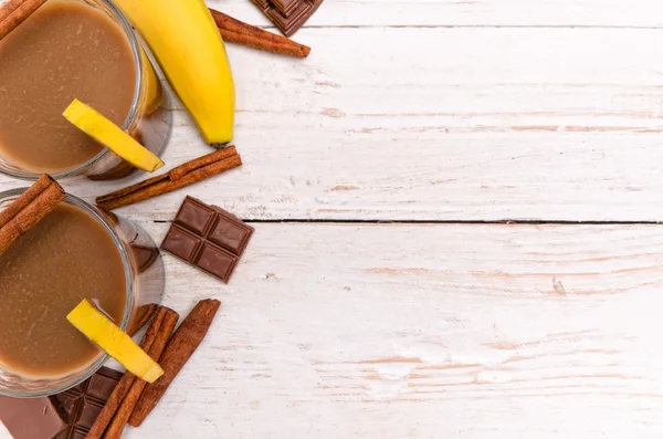 Σοκολάτα μπανάνα smoothie σε ένα ποτήρι. Φόντο. — Φωτογραφία Αρχείου