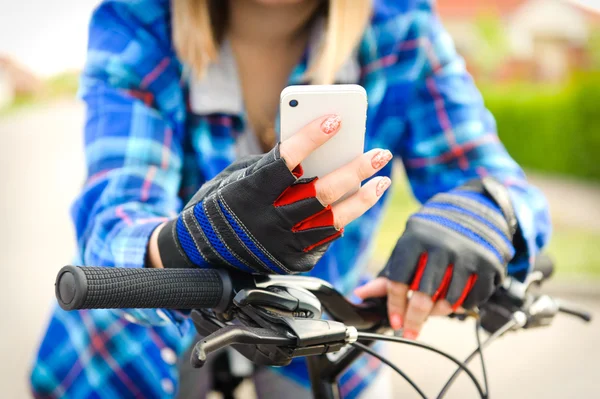 Hiker młode kobiety przeszukuje współrzędne GPS na smartfonie . — Zdjęcie stockowe