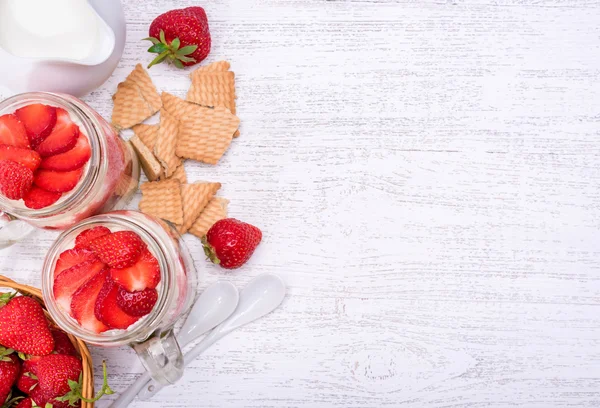 Layered dessert with strawberry and cream cheese in glass jar. Cheesecake. — Stock Photo, Image