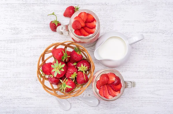 Layered dessert with strawberry and cream cheese in glass jar. Cheesecake. — Stock Photo, Image