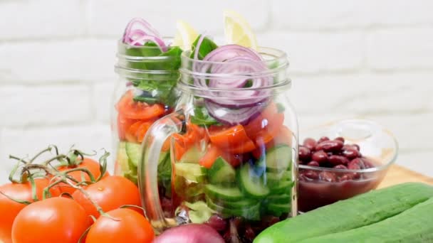 Ensalada sana casera en frasco de vidrio. Concepto vegetariano . — Vídeo de stock