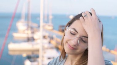 Mutlu genç kadın açık portre portre Harbor gülümseyen.