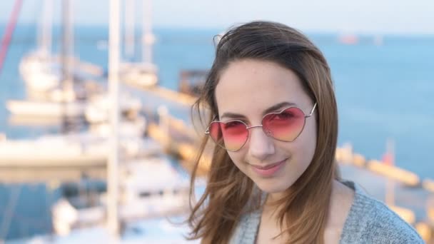 Boldog mosolygó fiatal nő kültéri álló Vértes kikötő. — Stock videók