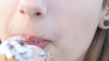 Dondurma yiyen genç bir kadın.