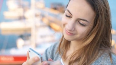 Cep telefonu kullanarak erkek.