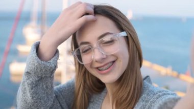 Mutlu kız kendi portresi fotoğraf çekmek .