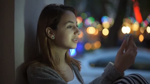 Glückliche Frau mit einem Videochat mit einem Freund. — Stockvideo