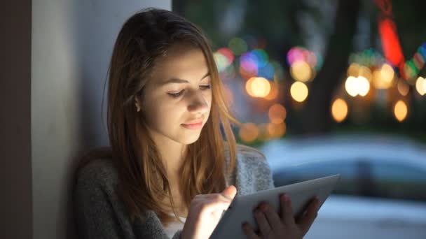 Menina jovem conversando no tablet  . — Vídeo de Stock