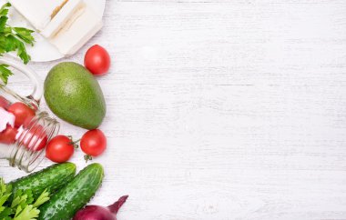 Ispanak, çilek ve peynir cam ev yapımı salatası. Vejetaryen kavramı. Arka plan.