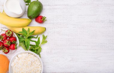 Tatlı meyve ve yoğurt cam ile. Pişirme kavramı. Arka plan