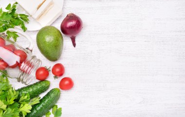 Ispanak, çilek ve peynir cam ev yapımı salatası. Vejetaryen kavramı. Arka plan.