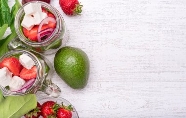 Ispanak, çilek ve peynir cam ile ev yapımı salata. 