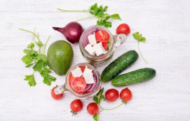 Ispanak, çilek ve peynir cam ile ev yapımı salata. 