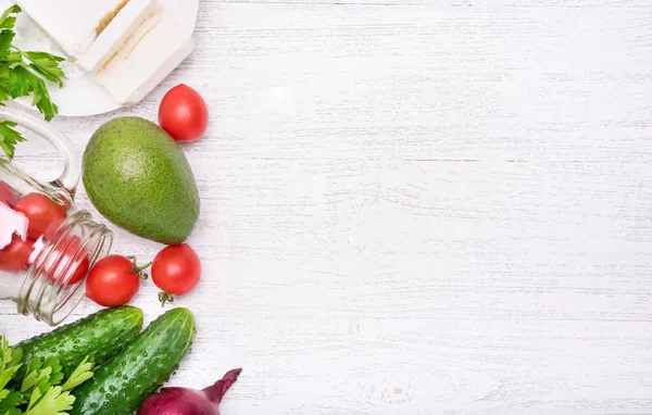 Ispanak, çilek ve peynir cam ev yapımı salatası. Vejetaryen kavramı. Arka plan.