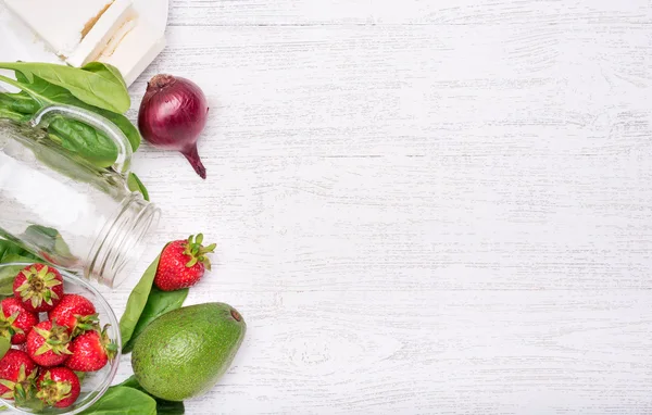 Zelfgemaakte salade met spinazie, aardbei en kaas in glazen pot. — Stockfoto