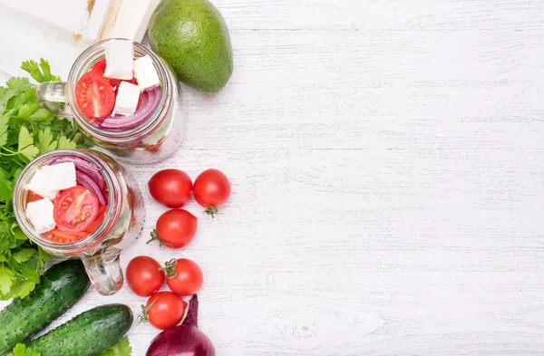 Domácí salát s listovým špenátem, jahody a sýrem do sklenic. Vegetariánské pojetí. Pozadí. — Stock fotografie