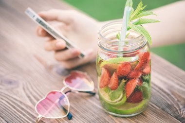 Cep telefonu açık havada kullanan kız.