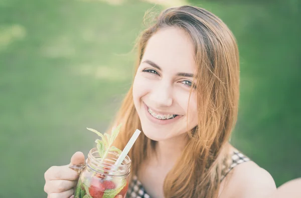 Hermosa chica tomada fotos de su auto. —  Fotos de Stock