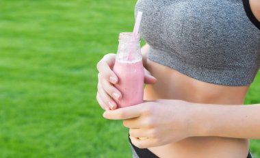 Genç kız içme meyve yüzlü .