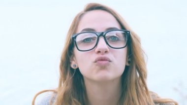 Açık havada üzerinde mutlu gülümseyen genç kadın.