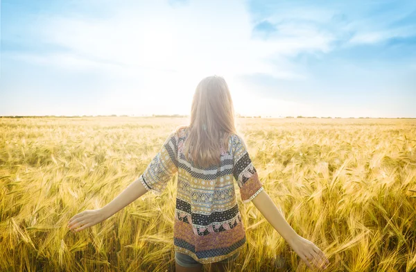 Güneş ışığı alanını güzel kız.