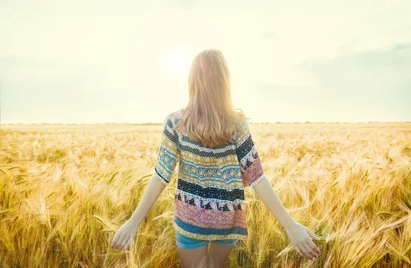 Belle fille sur le terrain dans la lumière du soleil . — Photo