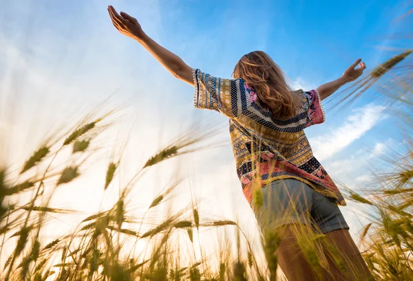 Belle fille sur le terrain dans la lumière du soleil . — Photo