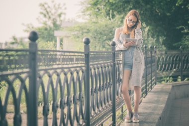 Kız açık havada dijital tablet kullanma.