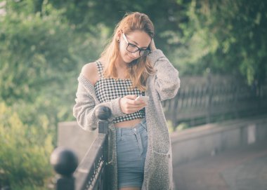 Cep telefonu açık havada kullanan kız.