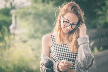 Cep telefonu açık havada kullanan kız.