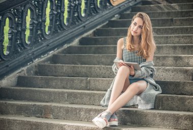 Kız açık havada dijital tablet kullanma.