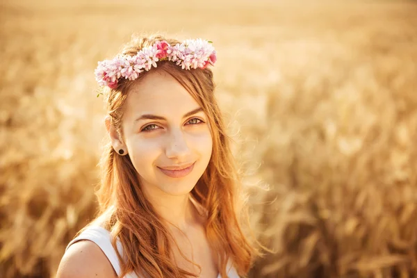 Vacker flicka på fältet i solljus. — Stockfoto