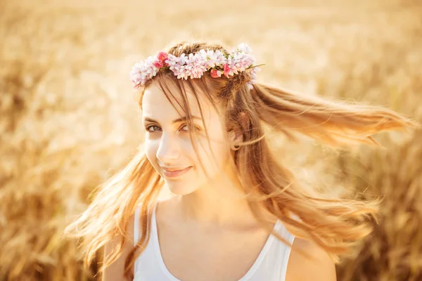 Menina bonita no campo na luz do sol . — Fotografia de Stock