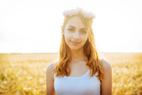 Vacker flicka på fältet i solljus. — Stockfoto